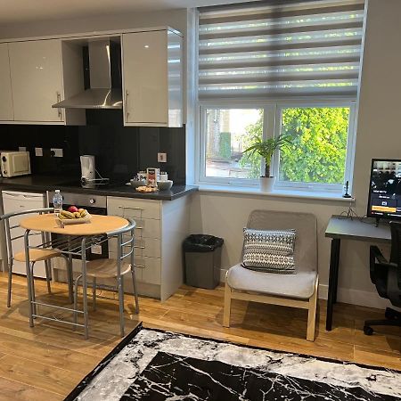 Mj Serviced Apartment Up To 6 Guest - Luxurious Living In West London Next To Tube Station & Central London Hanwell エクステリア 写真