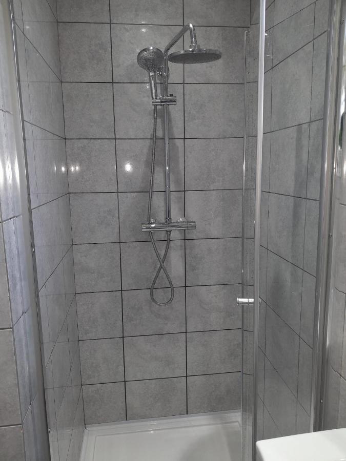Mj Serviced Apartment Up To 6 Guest - Luxurious Living In West London Next To Tube Station & Central London Hanwell エクステリア 写真