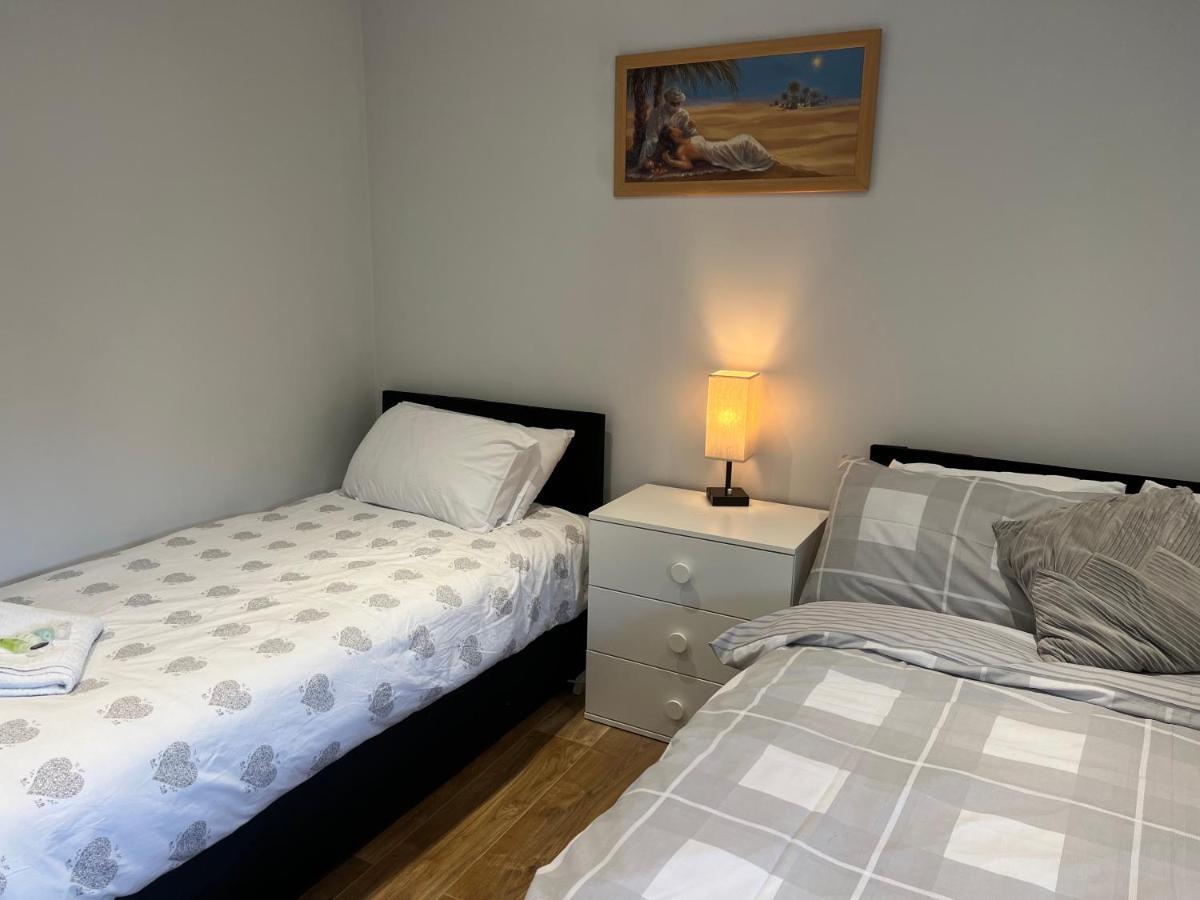 Mj Serviced Apartment Up To 6 Guest - Luxurious Living In West London Next To Tube Station & Central London Hanwell エクステリア 写真