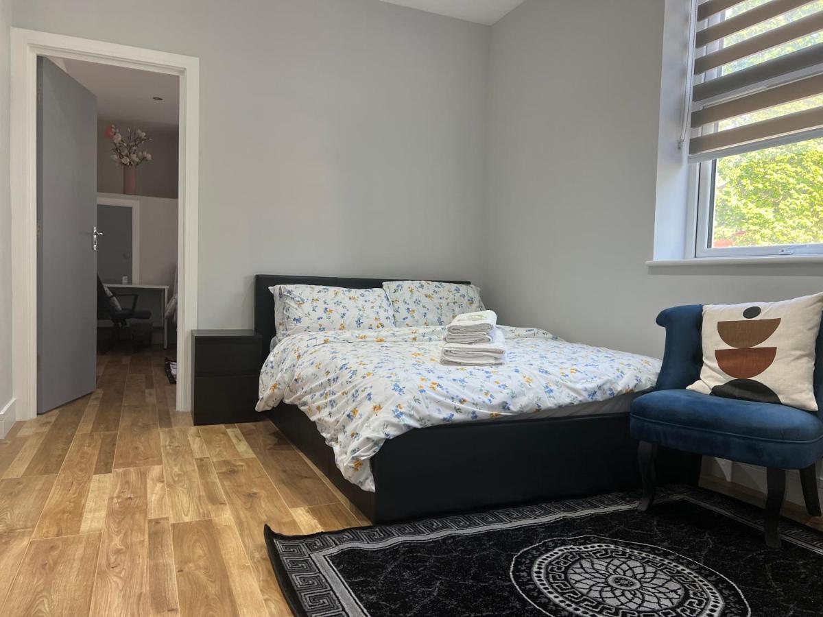 Mj Serviced Apartment Up To 6 Guest - Luxurious Living In West London Next To Tube Station & Central London Hanwell エクステリア 写真