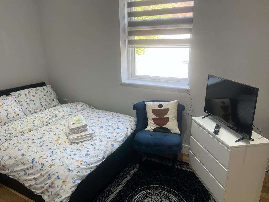 Mj Serviced Apartment Up To 6 Guest - Luxurious Living In West London Next To Tube Station & Central London Hanwell エクステリア 写真