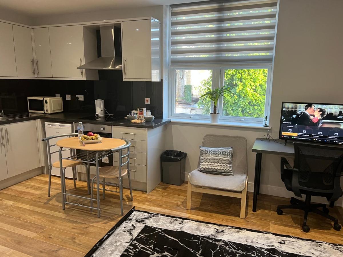 Mj Serviced Apartment Up To 6 Guest - Luxurious Living In West London Next To Tube Station & Central London Hanwell エクステリア 写真